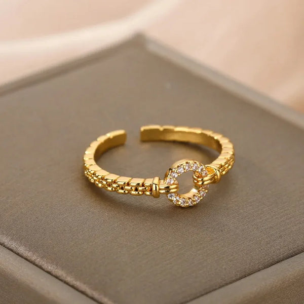 Elegant Geometric Style: QİVA™ Twist Chain Open Ring